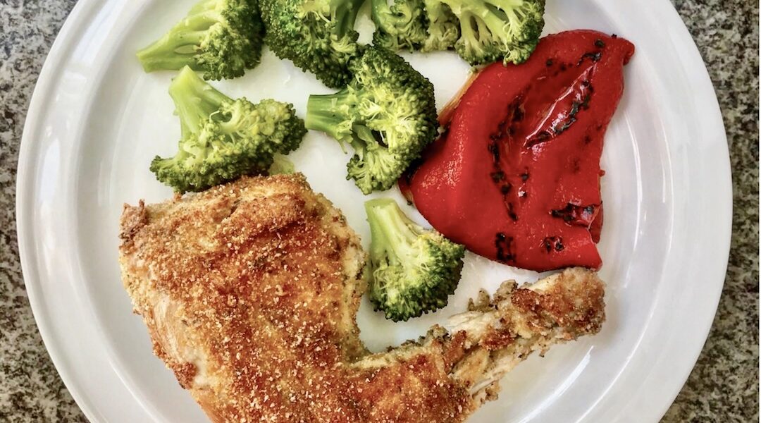 Mój chrupiący kurczak to ugotowane nogi ptaka przyprawione solidnie suszonym oregano, a następnie umiejętnie obtoczone w bułce tartej i smażone. Co za smak!