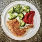 Mój chrupiący kurczak to ugotowane nogi ptaka przyprawione solidnie suszonym oregano, a następnie umiejętnie obtoczone w bułce tartej i smażone. Co za smak!