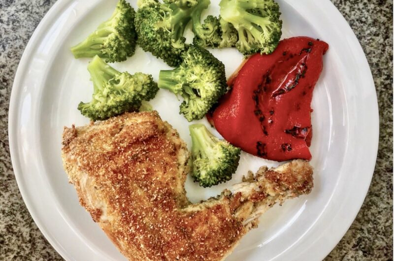 Mój chrupiący kurczak to ugotowane nogi ptaka przyprawione solidnie suszonym oregano, a następnie umiejętnie obtoczone w bułce tartej i smażone. Co za smak!