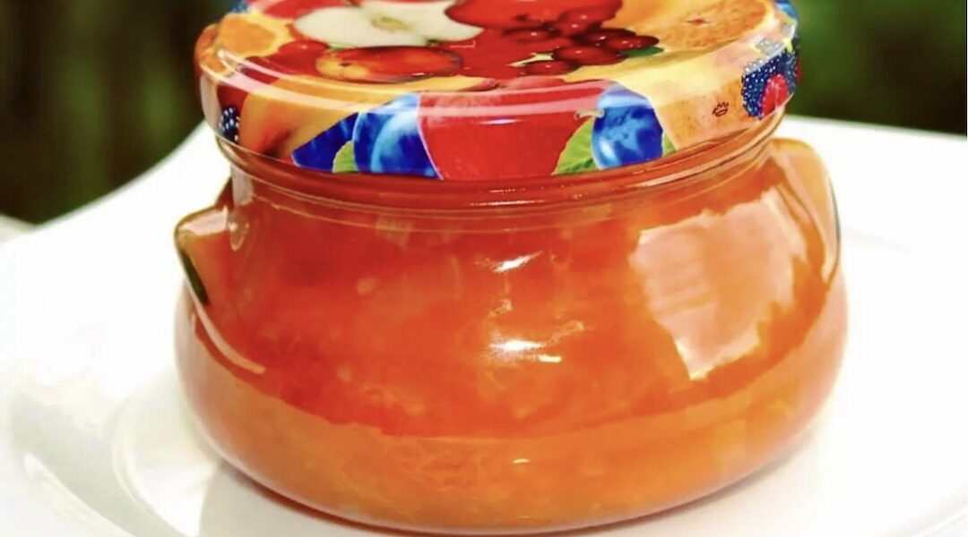 Chutney morelowy, czyli sos przyrządzony z dojrzałych moreli duszonych z cukrem, cebulą, imbirem oraz octem winnym i sokiem z cytryny.