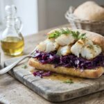 Puszysta ciabatta, czyli włoska bułka pszenna podana z dorszem pieczonym z kiszoną lub duszoną czerwoną kapustą.