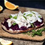 Puszysta ciabatta, czyli włoska bułka pszenna podana z dorszem pieczonym z kiszoną lub duszoną czerwoną kapustą.