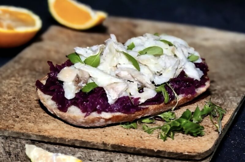 Puszysta ciabatta, czyli włoska bułka pszenna podana z dorszem pieczonym z kiszoną lub duszoną czerwoną kapustą.