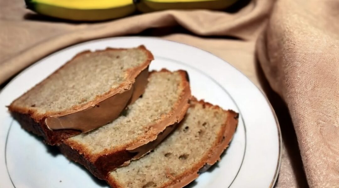Błyskawiczne i puszyste ciasto bananowe przyrządzone z dojrzałych owoców przyprawionych cynamonem.