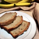 Błyskawiczne i puszyste ciasto bananowe przyrządzone z dojrzałych owoców przyprawionych cynamonem.