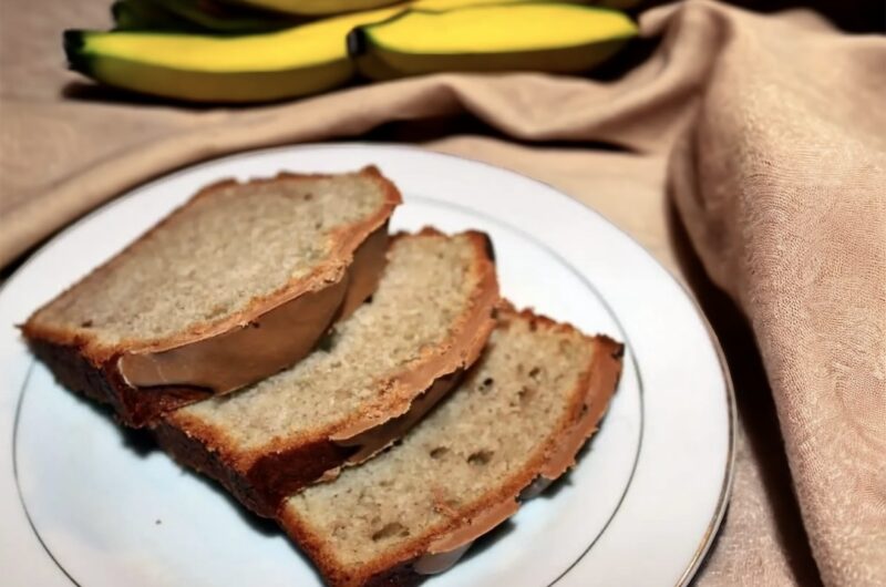 Błyskawiczne i puszyste ciasto bananowe przyrządzone z dojrzałych owoców przyprawionych cynamonem.