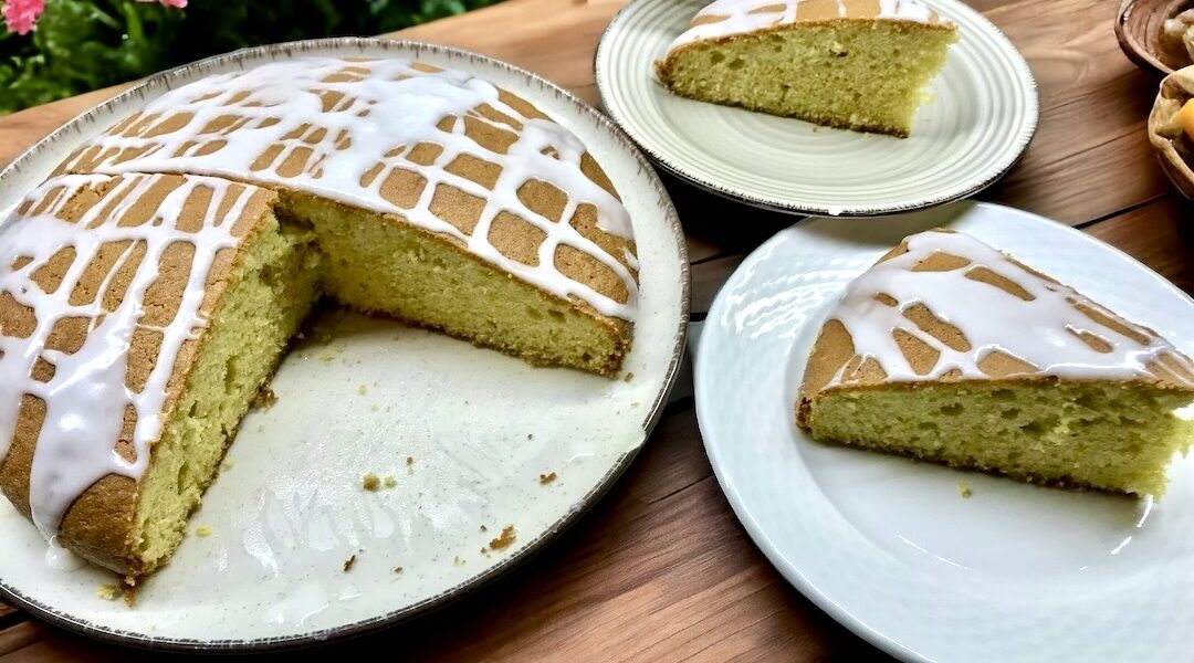 Puszyste ciasto cytrynowe z greckim jogurtem w środku.