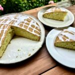 Puszyste ciasto cytrynowe z greckim jogurtem w środku.