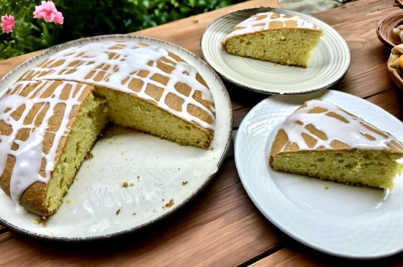 Puszyste ciasto cytrynowe z greckim jogurtem w środku.