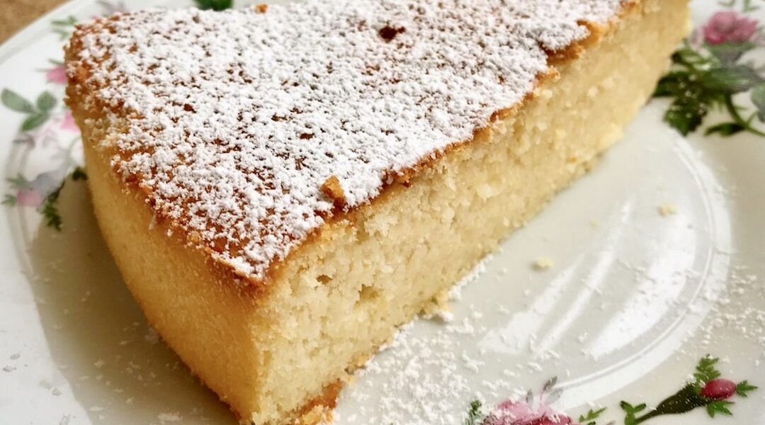 Proste ciasto cytrynowe z dodatkiem mielonych migdałów oraz świeżo wyciśniętego soku z cytryny i serem ricottą.