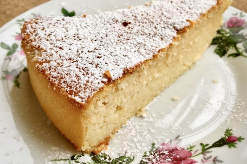 Proste ciasto cytrynowe z dodatkiem mielonych migdałów oraz świeżo wyciśniętego soku z cytryny i serem ricottą.