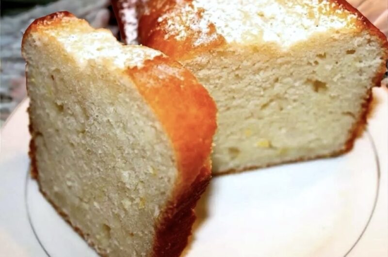 Bardzo łatwe w przygotowaniu ciasto jogurtowe z dodatkiem gęstego jogurtu greckiego i oleju roślinnego.