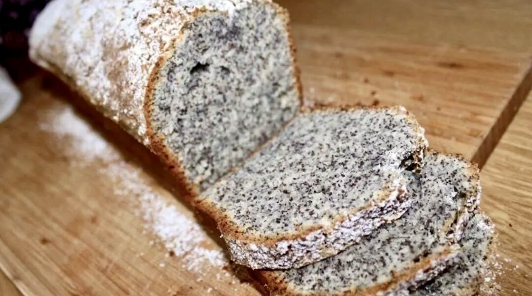 Ciasto jogurtowe z makiem w moim wykonaniu to żywy dowód na to, że nawet laik jest w stanie upiec coś słodkiego.