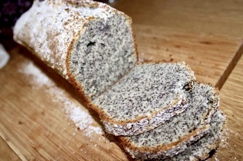 Ciasto jogurtowe z makiem w moim wykonaniu to żywy dowód na to, że nawet laik jest w stanie upiec coś słodkiego.