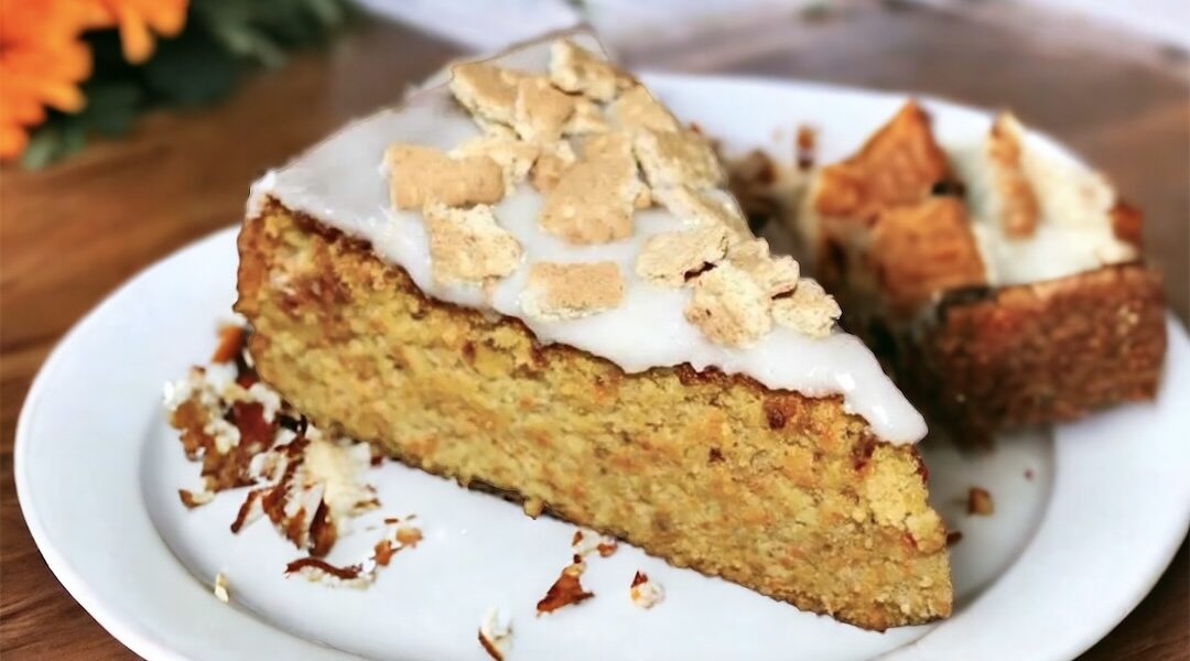 Łatwe ciasto marchewkowe z dodatkiem mielonych migdałów i likieru owocowego polane lukrem.