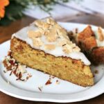 Łatwe ciasto marchewkowe z dodatkiem mielonych migdałów i likieru owocowego polane lukrem.