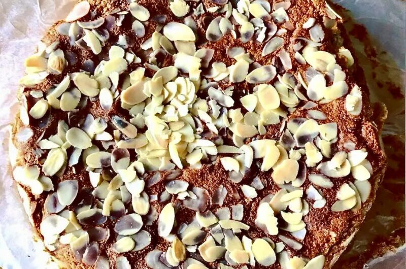 Pyszne ciasto migdałowe z dodatkiem mąki migdałowej oraz ze startymi gruszkami, cynamonem, miodem i ubitą pianą z białek.