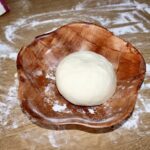 Ciasto na pizzę przygotowane według oryginalnego włoskiego przepisu.