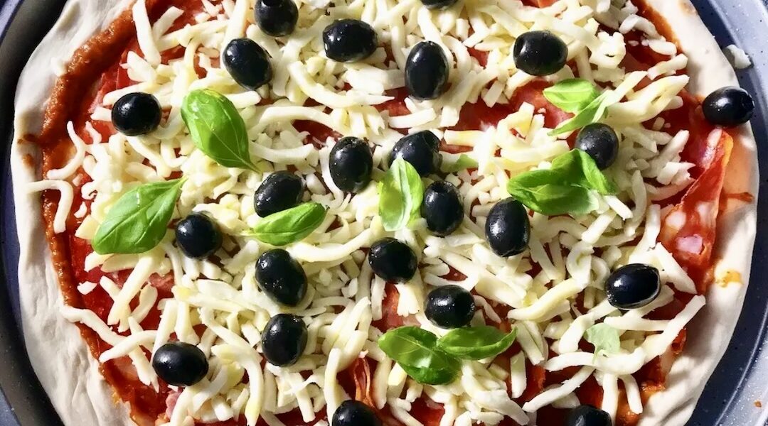 Uniwersalne ciasto przyrządzane z mąki pszennej, które zależności od proporcji składników możesz użyć na tartę, pizzę lub podpłomyk.