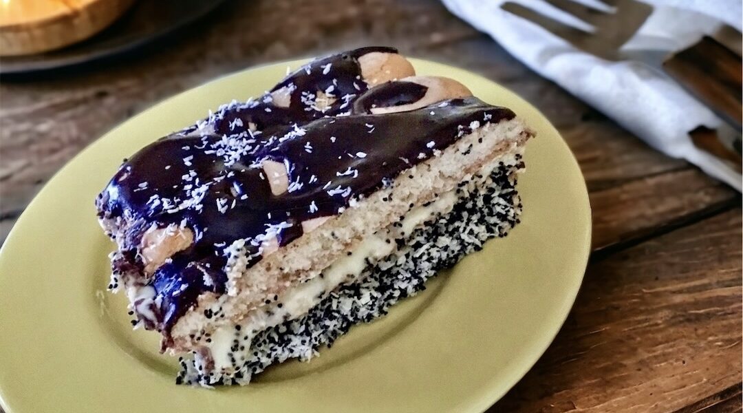 Ciasto pijak, czyli ciasto składające się z chrupiącego spodu, masy budyniowej, nasączonych w wódce biszkoptów oraz polewy czekoladowej.