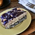 Ciasto pijak, czyli ciasto składające się z chrupiącego spodu, masy budyniowej, nasączonych w wódce biszkoptów oraz polewy czekoladowej.