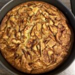 Łatwe w przygotowaniu ciasto pomarańczowe z dodatkiem soku ze świeżych pomarańczy okraszone jabłkami na wierzchu.