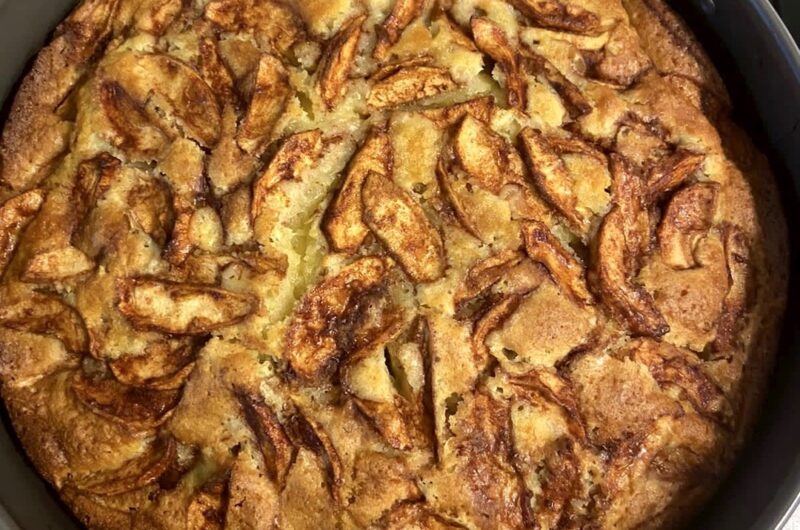 Łatwe w przygotowaniu ciasto pomarańczowe z dodatkiem soku ze świeżych pomarańczy okraszone jabłkami na wierzchu.