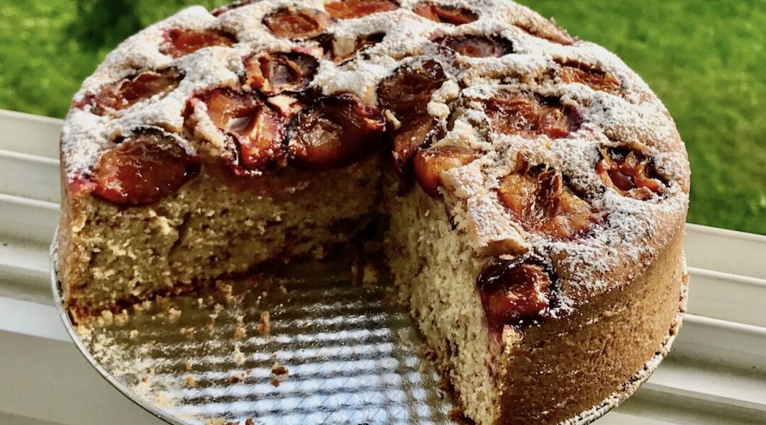 Ciasto śliwkowe z pyszną czekoladą mleczną w środku.