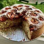 Ciasto śliwkowe z pyszną czekoladą mleczną w środku.