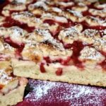 Ciasto z dojrzałym agrestem i z masą budyniową posypane kruszonką na wierzchu.