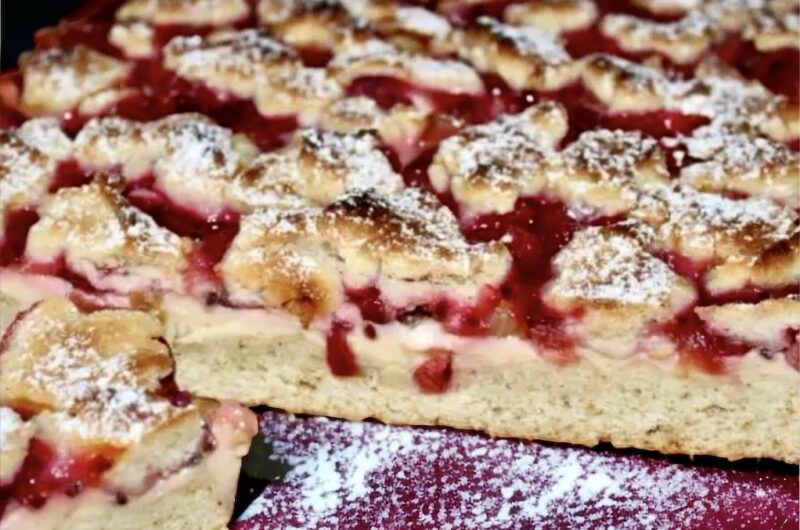 Ciasto z dojrzałym agrestem i z masą budyniową posypane kruszonką na wierzchu.