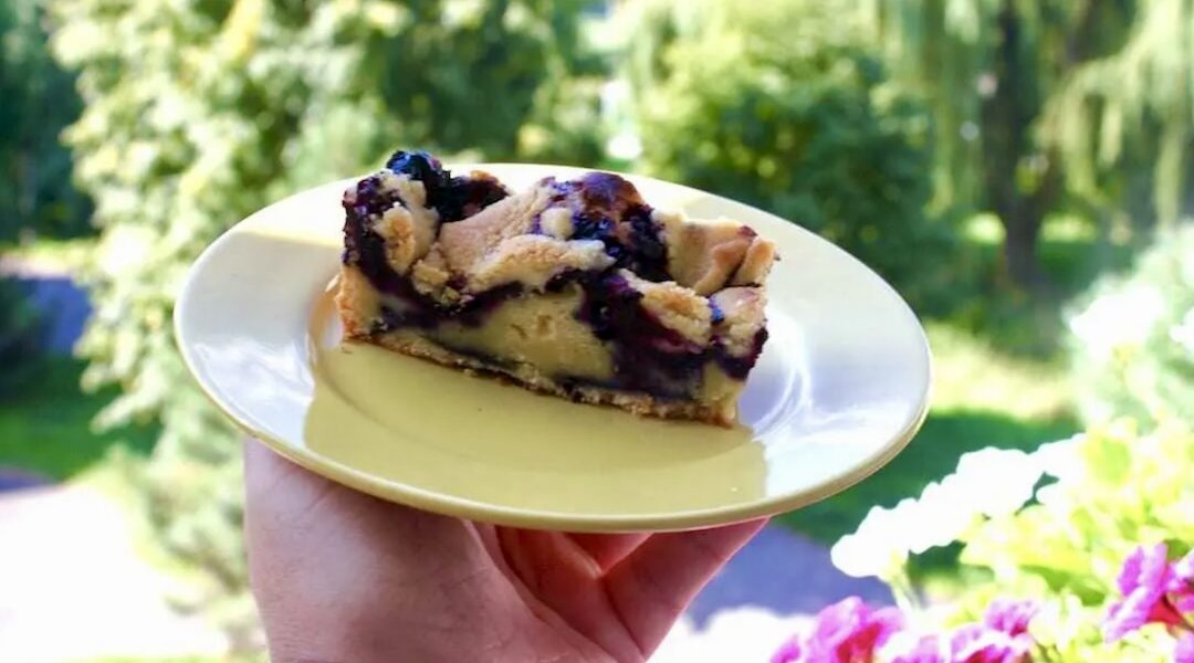 Proste ciasto ze świeżymi borówkami leśnymi przygotowana na gęstym jogurcie greckim oraz z kruszonką na wierzchu.