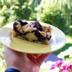 Proste ciasto ze świeżymi borówkami leśnymi przygotowana na gęstym jogurcie greckim oraz z kruszonką na wierzchu.