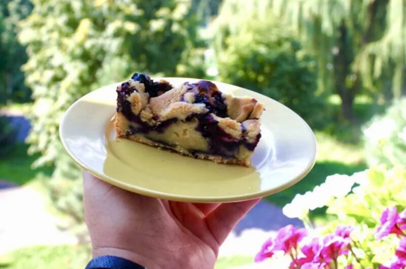 Proste ciasto ze świeżymi borówkami leśnymi przygotowana na gęstym jogurcie greckim oraz z kruszonką na wierzchu.