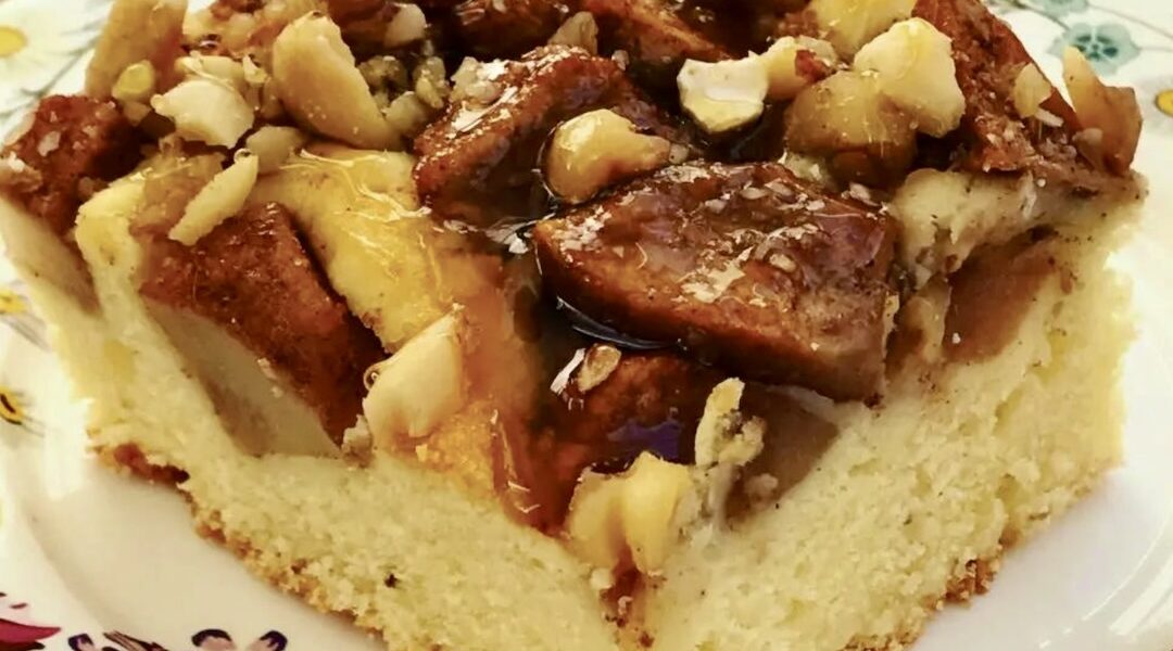 Pyszne ciasto z gruszkami i orzechami z dodatkiem jogurtu greckiego obłożone na górze krojonymi drobno jabłkami z dodatkiem cynamonu.