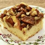 Pyszne ciasto z gruszkami i orzechami z dodatkiem jogurtu greckiego obłożone na górze krojonymi drobno jabłkami z dodatkiem cynamonu.