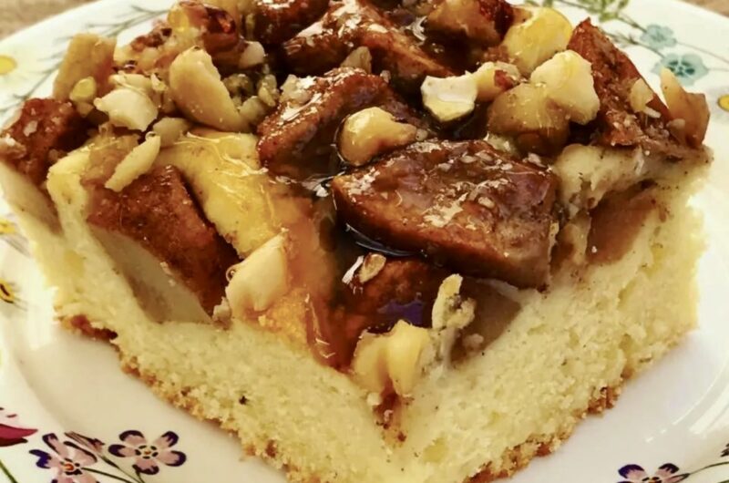 Pyszne ciasto z gruszkami i orzechami z dodatkiem jogurtu greckiego obłożone na górze krojonymi drobno jabłkami z dodatkiem cynamonu.