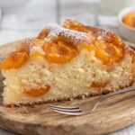 Proste ciasto z dojrzałymi morelami i konfiturą z moreli czyli z rosterem morelowym.