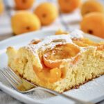 Proste ciasto z dojrzałymi morelami i konfiturą z moreli czyli z rosterem morelowym.