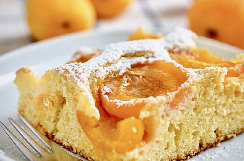 Proste ciasto z dojrzałymi morelami i konfiturą z moreli czyli z rosterem morelowym.