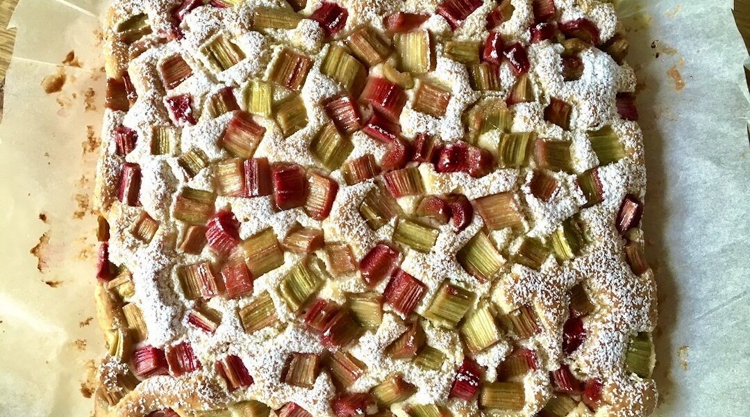 Smaczne ciasto z dodatkiem jogurtu greckiego pieczone z rabarbarem.