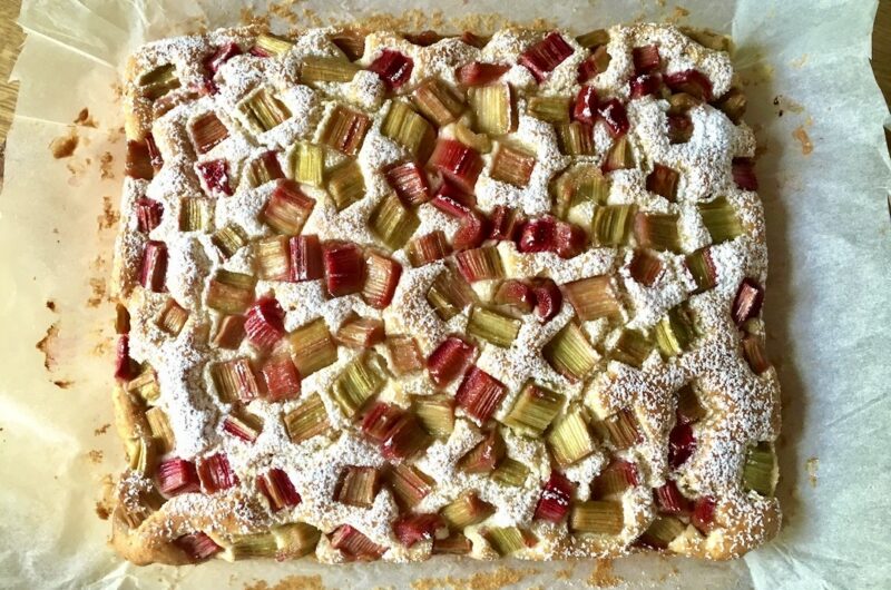 Smaczne ciasto z dodatkiem jogurtu greckiego pieczone z rabarbarem.