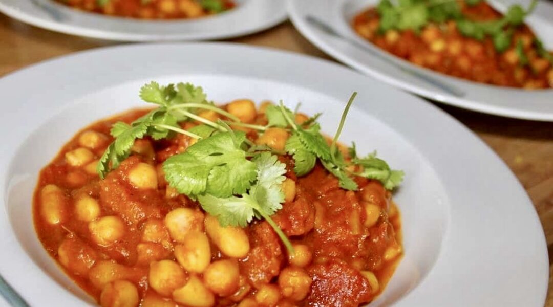 Ciecierzyca duszona po indyjsku w aromatycznych przyprawach z pomidorach i świeżą kolendrą.