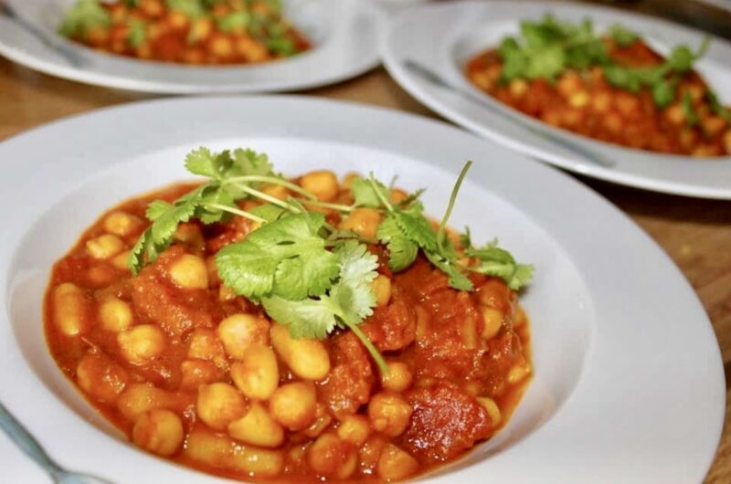 Ciecierzyca duszona po indyjsku w aromatycznych przyprawach z pomidorach i świeżą kolendrą.