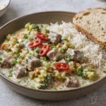 Cielęcina krojona w kawałki i duszona w jarzynach z cebulą, brokułem, marchewką i chilli podawana z dodatkiem ryżu i koperku.
