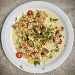 Cielęcina krojona w kawałki i duszona w jarzynach z cebulą, brokułem, marchewką i chilli podawana z dodatkiem ryżu i koperku.