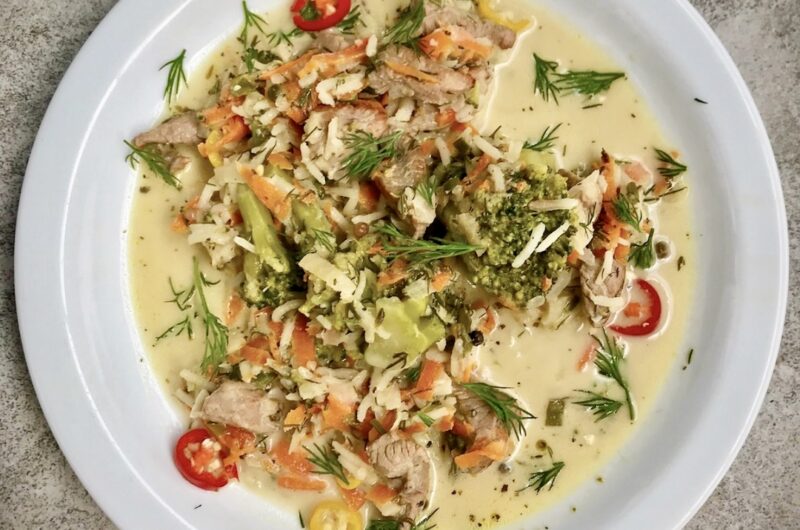 Cielęcina krojona w kawałki i duszona w jarzynach z cebulą, brokułem, marchewką i chilli podawana z dodatkiem ryżu i koperku.