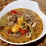 Cielęcina krojona i duszona w formie gulaszu razem z warzywami i z dodatkiem wielu przypraw.