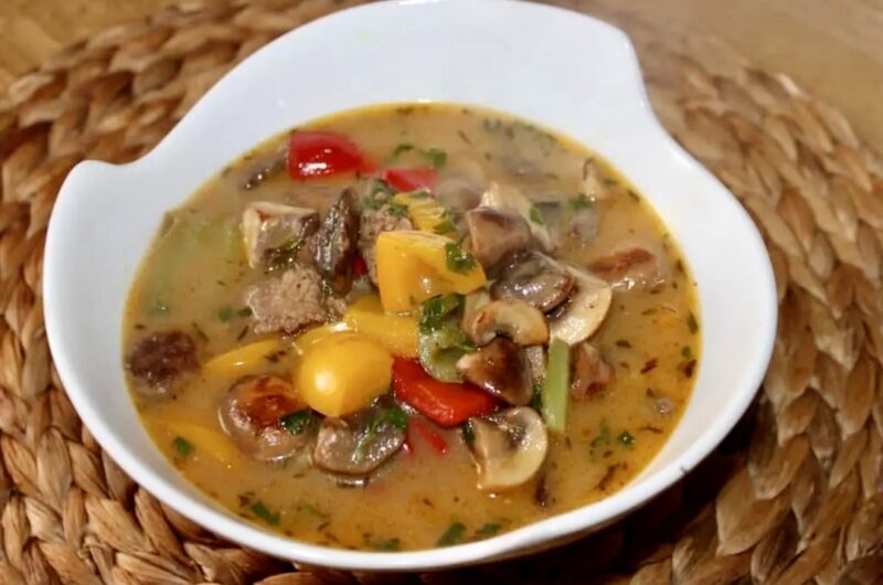 Cielęcina krojona i duszona w formie gulaszu razem z warzywami i z dodatkiem wielu przypraw.