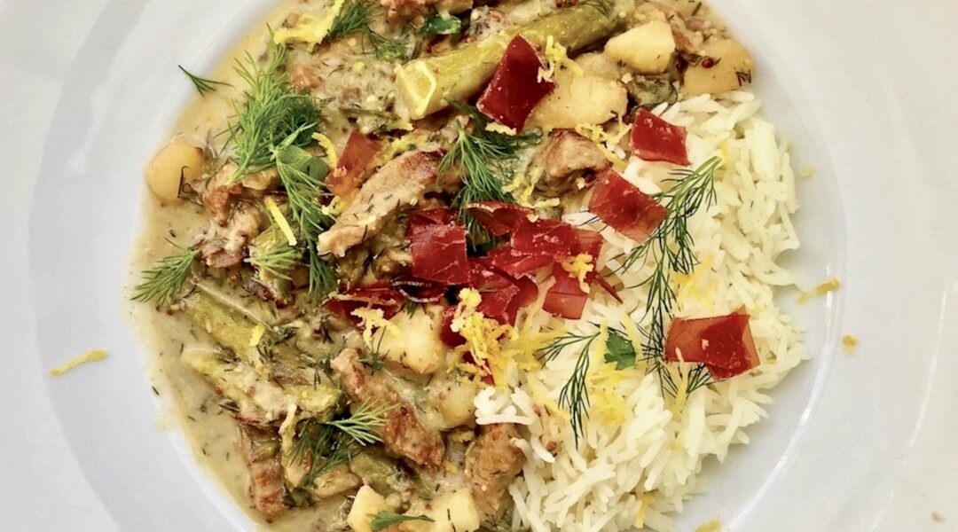 Cielęcina krojona w kostkę i smażona z boczkiem, a następnie duszona z ziemniakami i szparagami w sosie z musztardą.